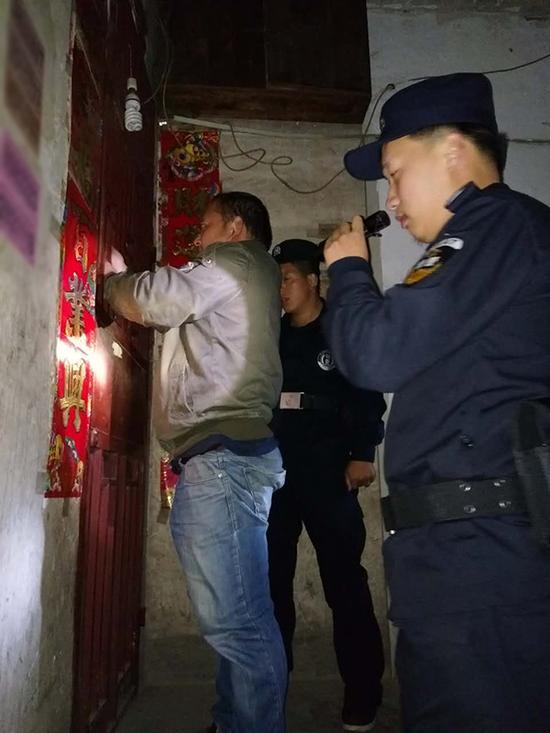 石阡县粗心妈妈误将幼女锁家中 民警全城寻开锁师傅开门