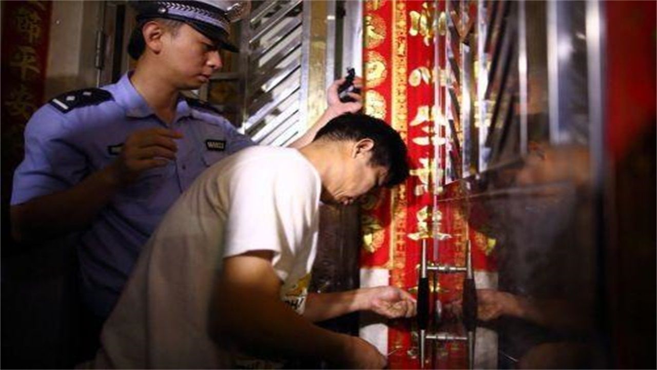 石阡县请开锁师傅开了锁后，师傅为什么一般都不进门，就算主人请也不进去？